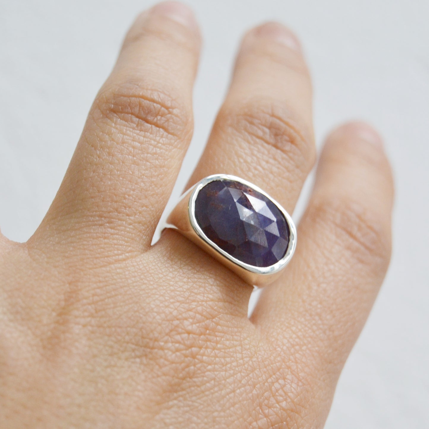 Anello con corindone irregolare